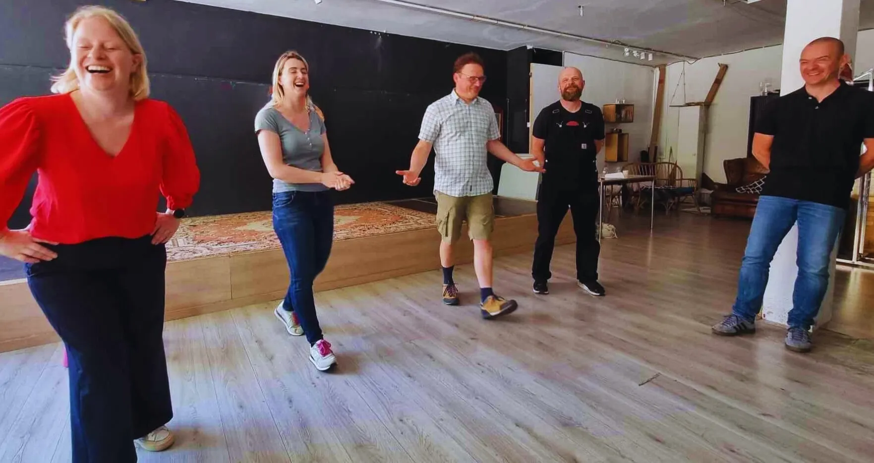 Deelnemers lachen tijdens een interactieve Humor Effect-workshop