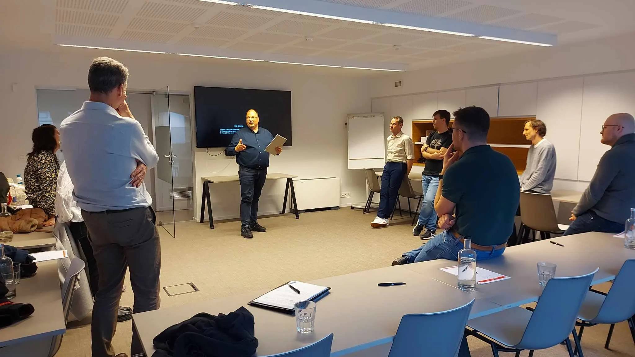 Deelnemers tijdens een interactieve workshop rond spreken en presenteren